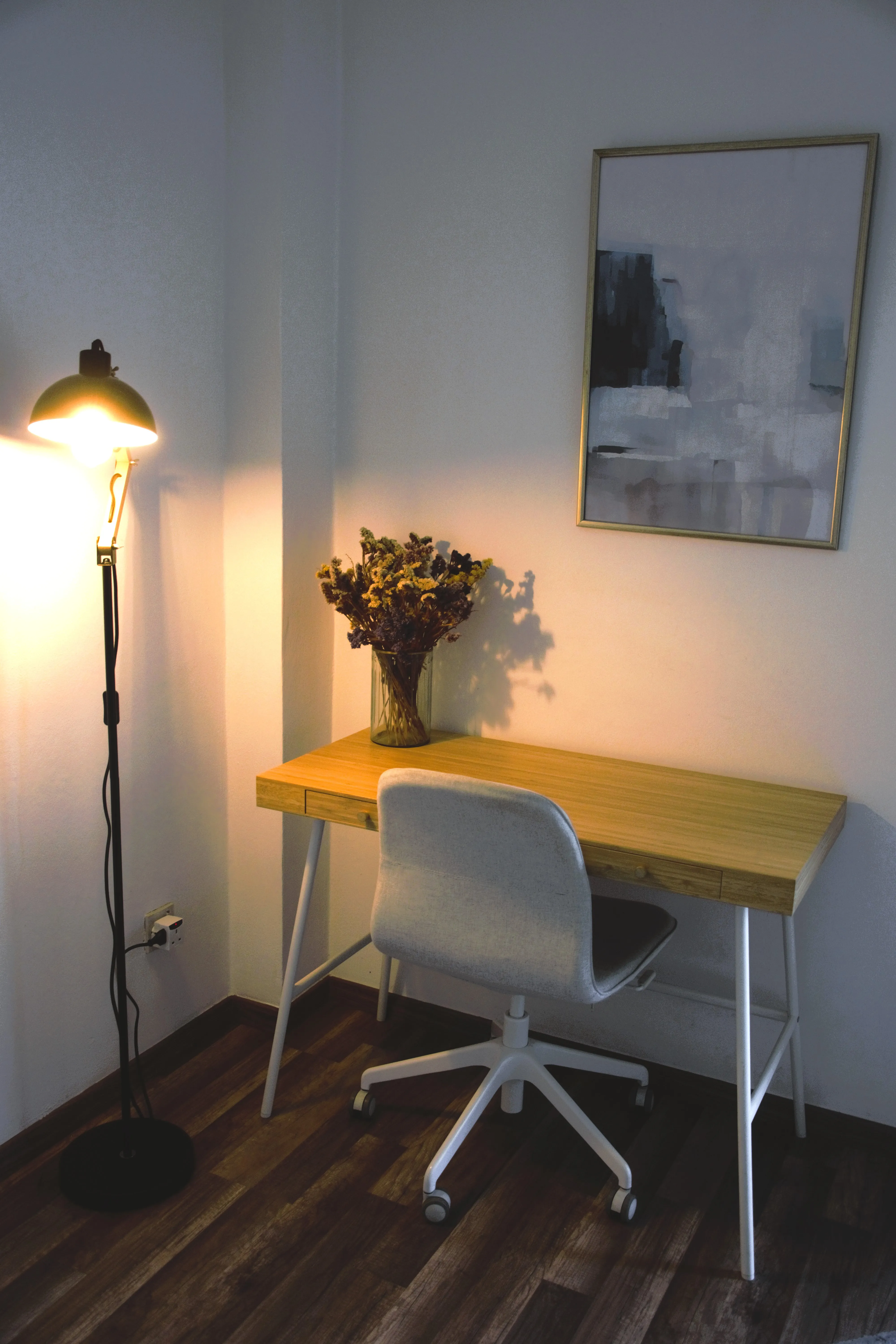 Bookshelf and decorative details in the therapy practice